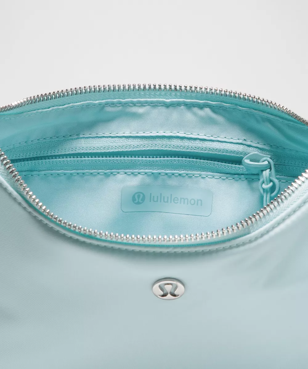 L.U.L.U.L.E.M.O.N City Essentials Small Shoulder Bag 3L