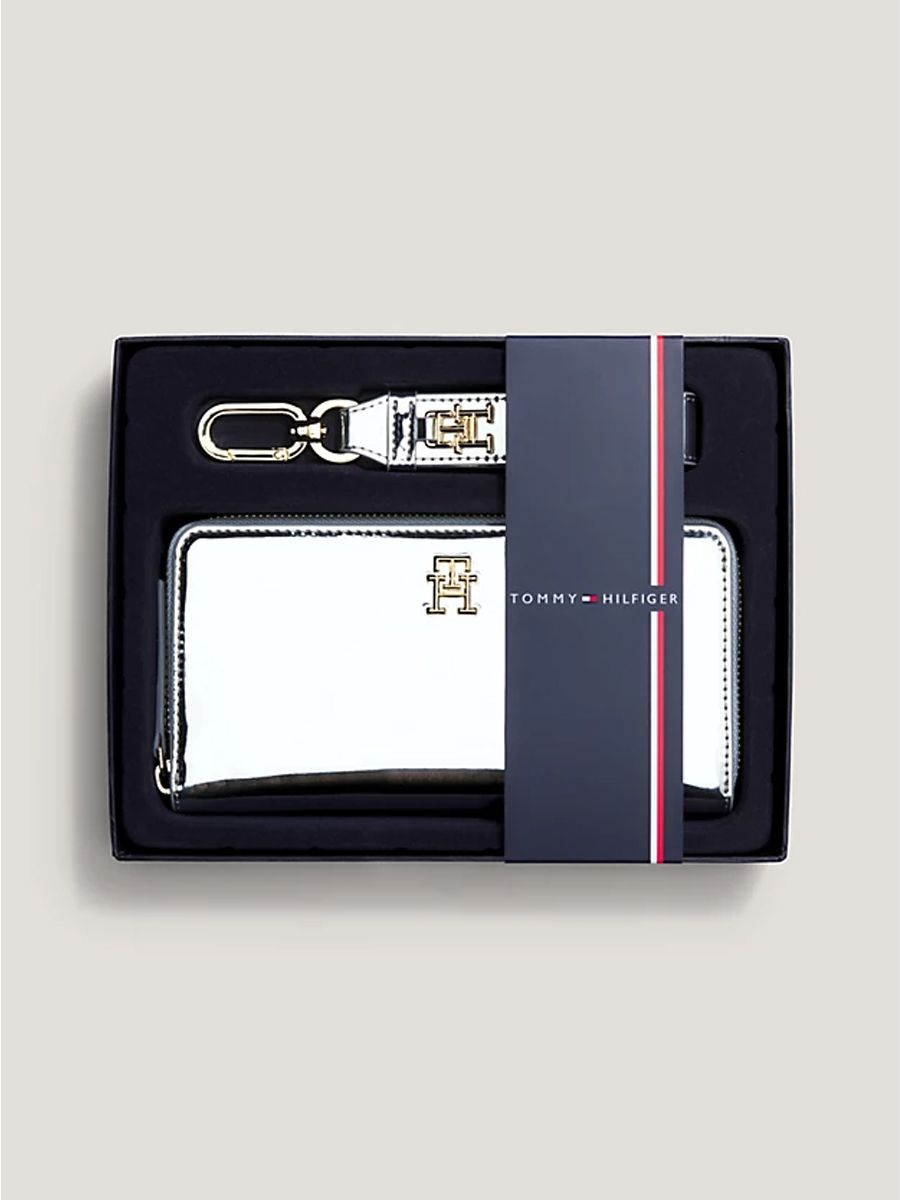 T.O.M.M.Y H.I.L.F.I.G.E.R Large Metallic Wristlet Wallet Gift Set Silver