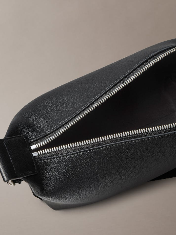 C.A.L.V.I.N K.L.E.I.N Ultralight Shoulder Bag