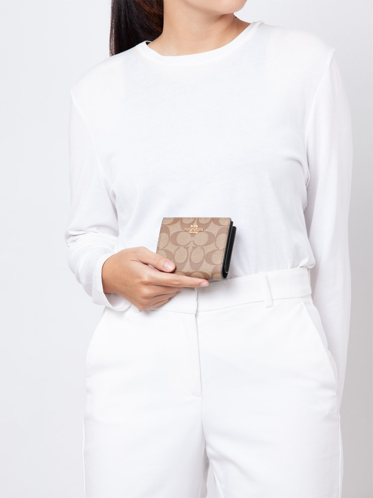 C.O.A.C.H Snap Wallet