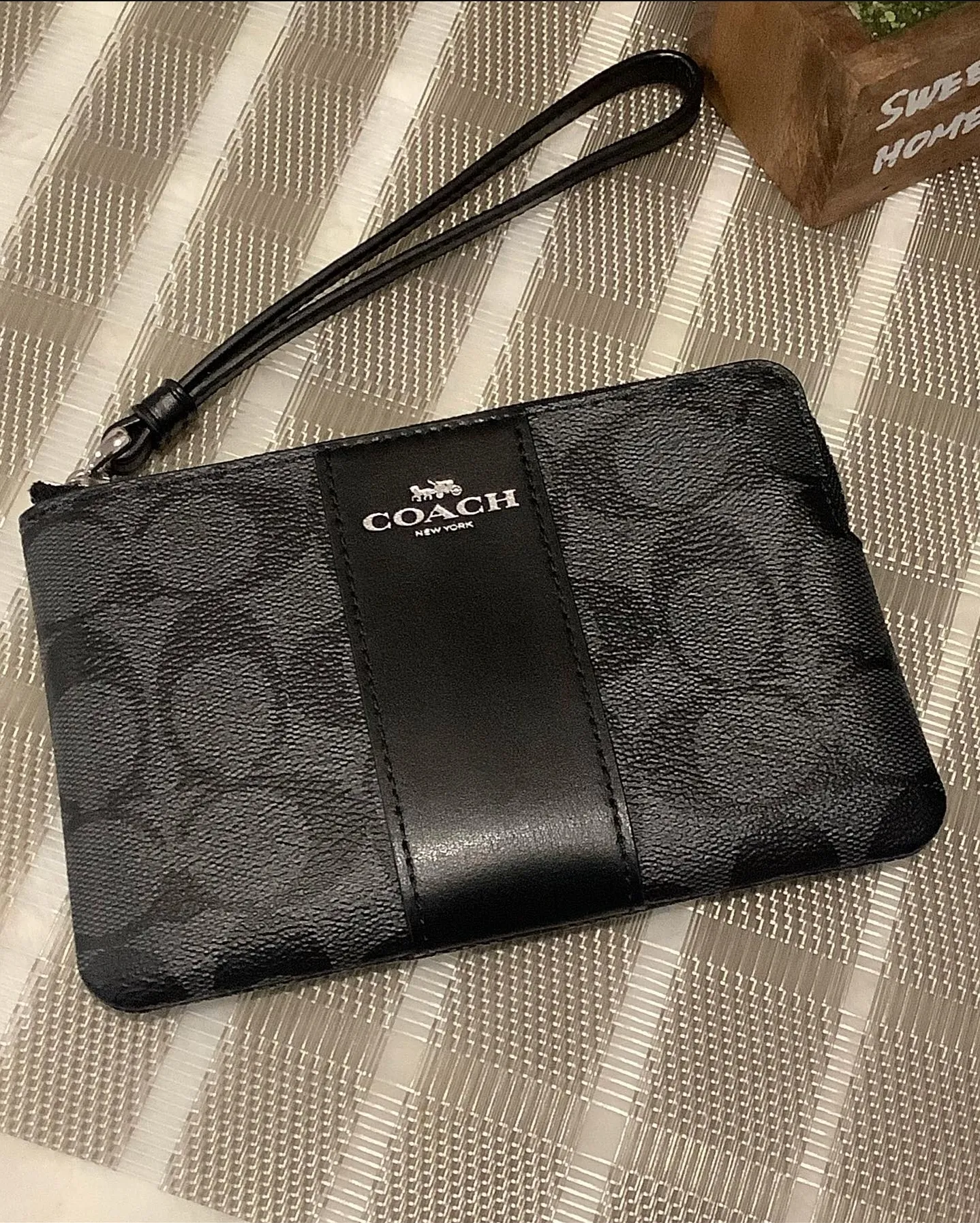 C.O.A.C.H CORNER ZIP WRISTLET