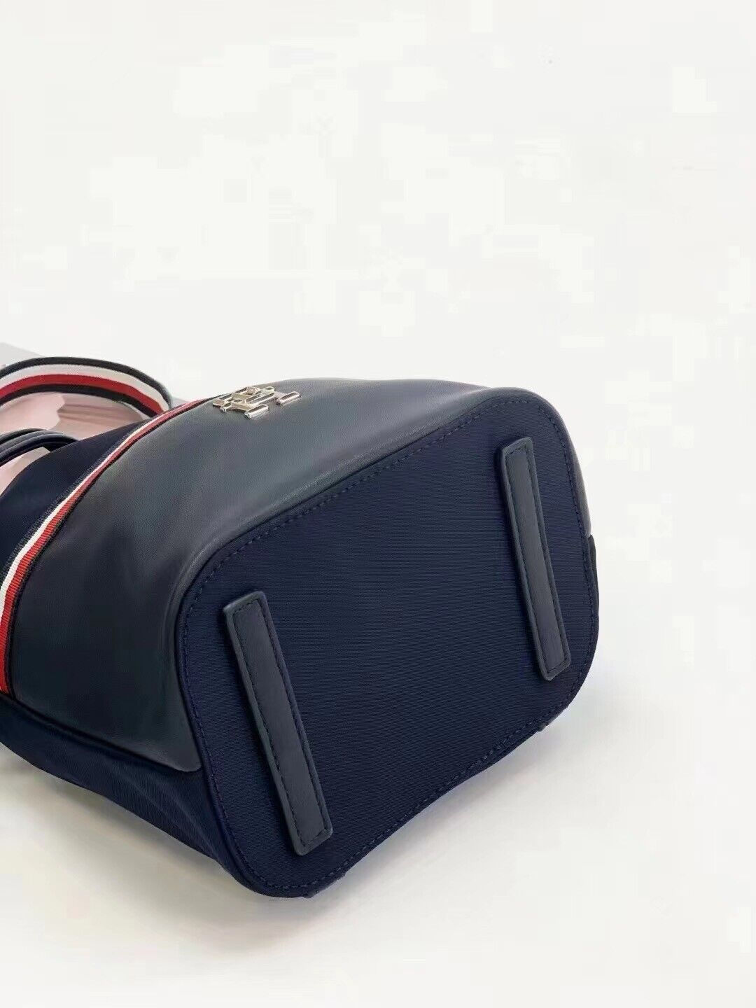 T.O.M.M.Y. H.I.L.F.I.G.E.R. Iconic Mini Bucket Shoulder Bag